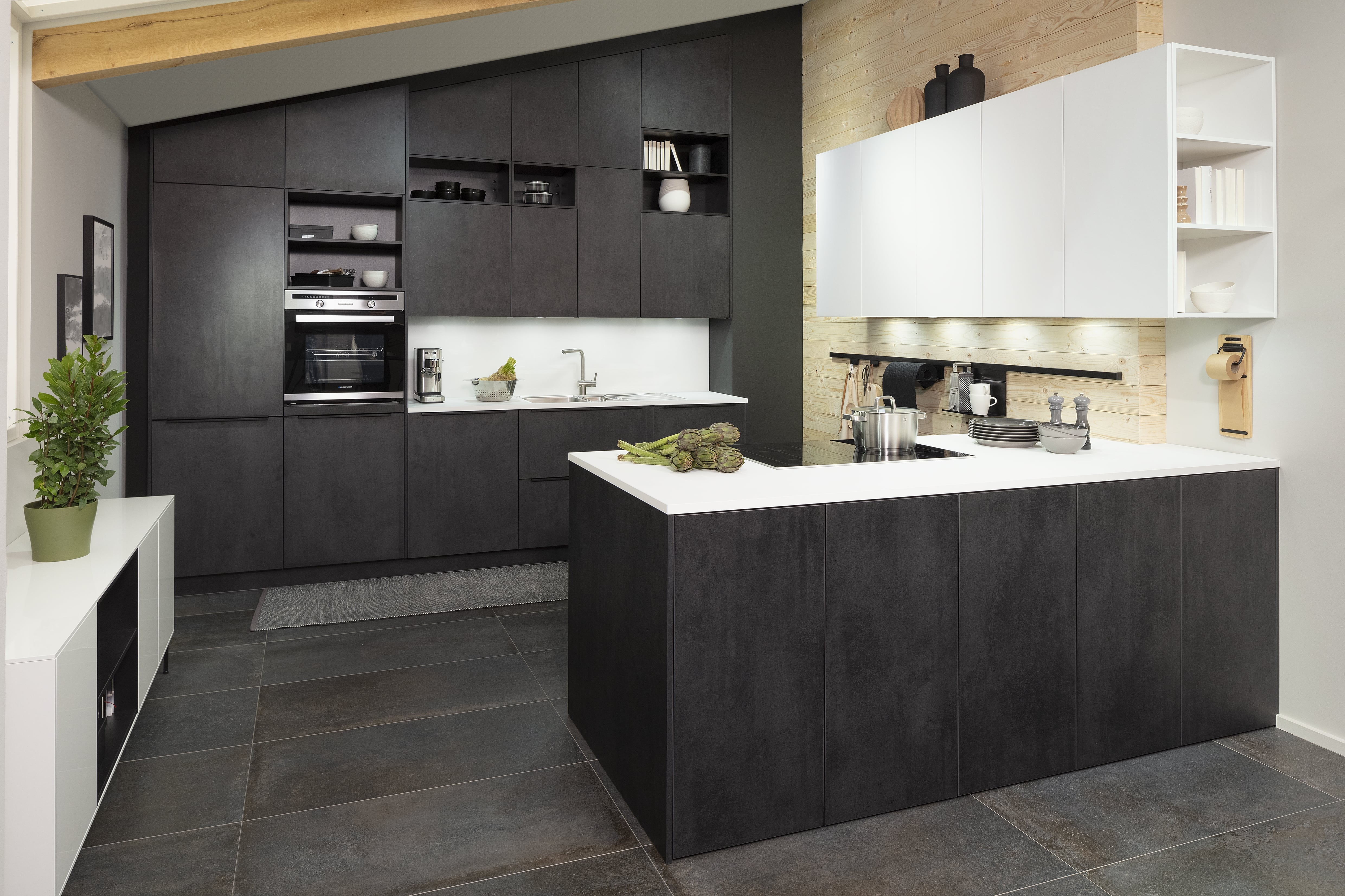 HÄCKER Küche Beton-Dekor mit Mattglas-Kristallweiß Dachschräge